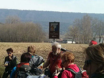 Al bivio tra Via Tinasse e Via Lago di Campagna, nei pressi di Cascinette d’Ivrea, in cammino verso il Lago di Campagna (31212 bytes)